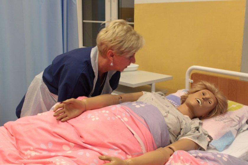 Profesjonalna opiekunka medyczna - jakie musi posiadać kwalifikacje?